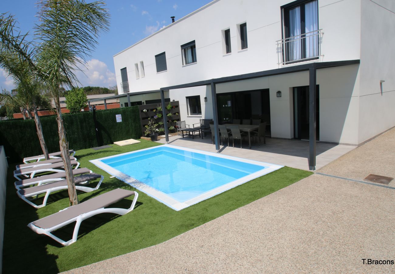 Jardín y piscina privada del chalet de alquiler para vacaciones Villa Milos en Cambrils